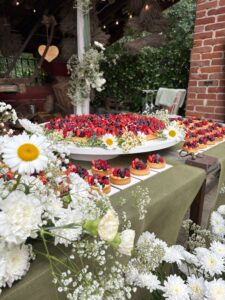crostata di frutta maxi con frutti di bosco per matrimonio