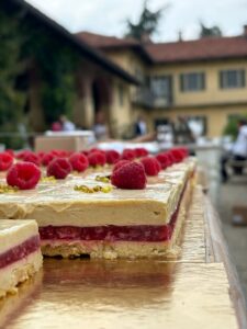 torta per matrimonio rettangolare moderna mousse al pistacchio e gelée ai lamponi base croccante di lamponi