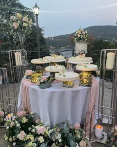 torte per matrimonio moderne rotonde con diverse misure su alzate