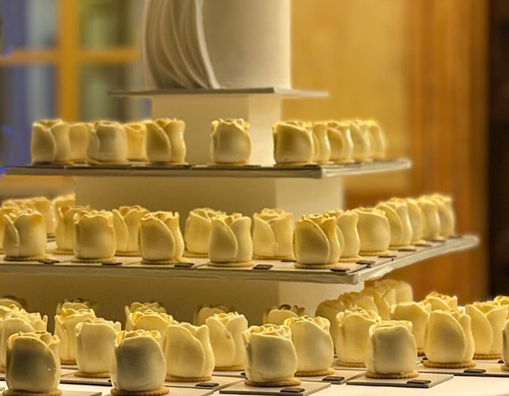 Monoporzione per matrimonio a forma di rosa, color crema e sfumature oro